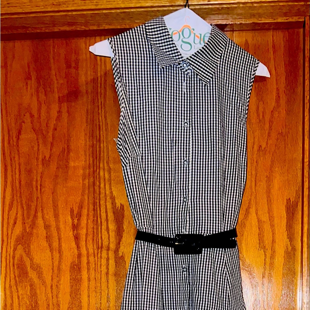 Talbots Belted Shirt Dress in Black and White. Sleeveless and lined. Size 8